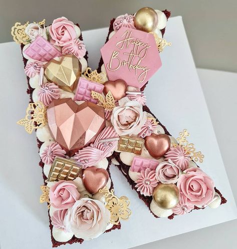 Cakes & Co. - Anjali Parwani on Instagram: “And this beautiful matching letter K cake 💕 . . #cakesandcopty #lettercake #lettercakepanamá #rosegoldcake #pinkcake #heartgems #cakedesign…” Pink Cake Design, Initial Cake, Alphabet Cake, Letter Cakes, Number Birthday Cakes, Rose Gold Cake, Cake Lettering, Letter Cake, Cream Tart