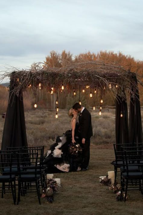 Simple Halloween Wedding Arch ideas Gothic Wedding Decorations, Dark Romantic Wedding, Witchy Wedding, Gothic Wedding Theme, Spooky Wedding, Dark Wedding Theme, Halloween Themed Wedding, Arch Ideas, Goth Wedding