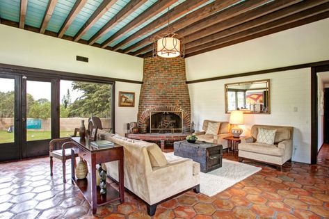 How to Use Terracotta Floor Tiles in Your Home » Residence Style Terra Cotta Tile Living Room, Terracotta Floor Living Room, Floor Living Room Ideas, Suitcase Tables, Mexican Tile Floor, Southwest Style Home, Corner Fireplace Ideas, Industrial Crafts, Modern Mexican Home