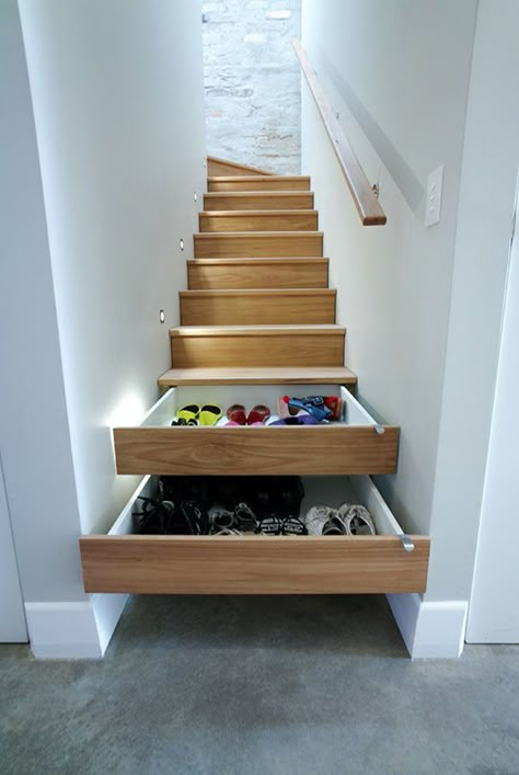 Hide all the eyesores in your home with these easy tricks (like stairs turned into drawers for shoes) Stair Drawers, درج السلم, Koti Diy, Contemporary Staircase, Under The Stairs, Stair Storage, Under Stairs, Saving Ideas, Space Savers