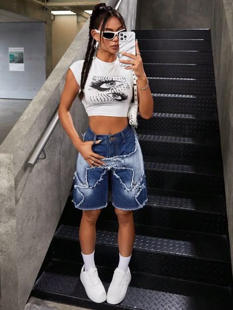 Outfits With Baggy Shorts, How To Style Jorts Women, Baggy Shorts Outfits Women, Moscow Outfit, Bermuda Shorts Outfit Street Styles, Jort Outfits, Outfit Bermuda, Outfits 2000s Style, Bermuda Shorts Outfit