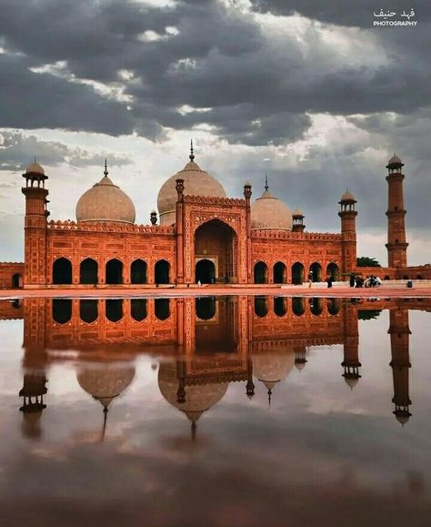 #badshahi#masjid#stunning#clouds Historical Places In Pakistan, Badshahi Mosque Painting, Badshahi Mosque Aesthetic, Mannat Murad, Masjid Photography, Hadees Background, Badshahi Masjid Lahore, Pakistani Currency, Pakistani Architecture