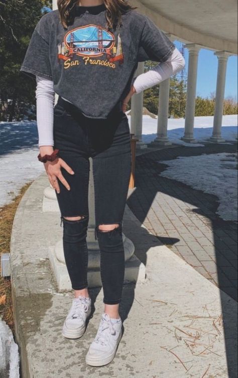 Spring Outfit Women, White Sneakers Outfit, Tie Dye Shoes, Tomboy Style Outfits, White Sneakers Women, Indie Outfits, Teenage Fashion Outfits, Mode Vintage, Teen Fashion Outfits