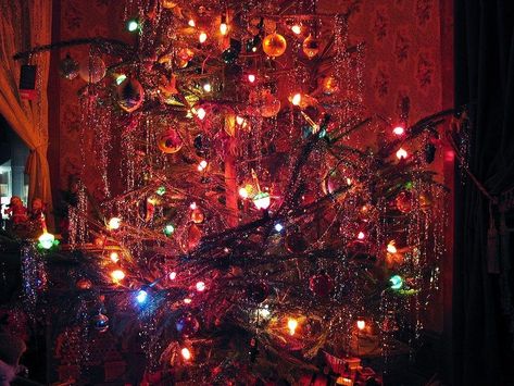 Old Timey Christmas, Old Fashioned Christmas Tree, Old Fashioned Christmas Ornaments, Old Fashioned Christmas Decorations, 1940s Christmas, Merry Crisis, Old Fashion Christmas Tree, Vintage Christmas Trees, Old Fashion Christmas