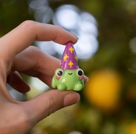 Easy Clay Molding Ideas, Wizard Frog Clay, Aesthetic Clay Figures, Clay Frog With Hat, Frog From Clay, Cute Sculpting Ideas, Romantic Clay Ideas, Cute Frog Sculpture, Clay Sculpture Ideas Cute