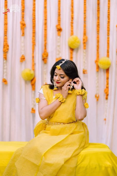 Birde Haldi Pose, Haldi Look Photoshoot, Bride Haldi Posses, Haldi Function Poses For Bride, Haldi Bridesmaid Poses, Haldi Stills For Women, Poses For Haldi Bride, Haldhi Stills Bride Groom, Haldi Photoshoot Ideas For Bride