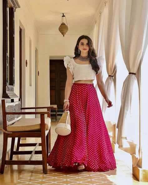 Bride in plain white ruffle sleeves blouse paired with a polkadot skirt with statement jewelry #white #pink #blouse #ruffle #skirt #jewelry #haldi #haldioutfit #bridalwear #polkadot #shaadisaga #haldiwear #accessories भारतीय दुल्हन संबंधी, Orang India, डिजाइनर कपड़े, Skirt And Crop Top, Simple Lehenga, Lehnga Dress, Mode Kimono, Gaun Fashion, Long Dress Design