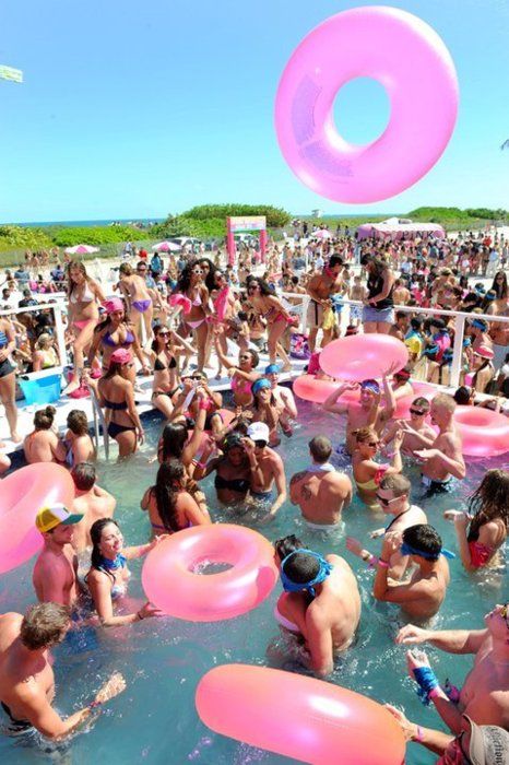 #Pool parties #floatingdrinkholder #drinkstarr #daydrinking #funinthesun Spring Breakers, Spring Break Outfit, Young Wild Free, Sweet Summertime, Wallpaper Tumblr, Summer Pool, Wild Free, Summer 3, Sweet Summer