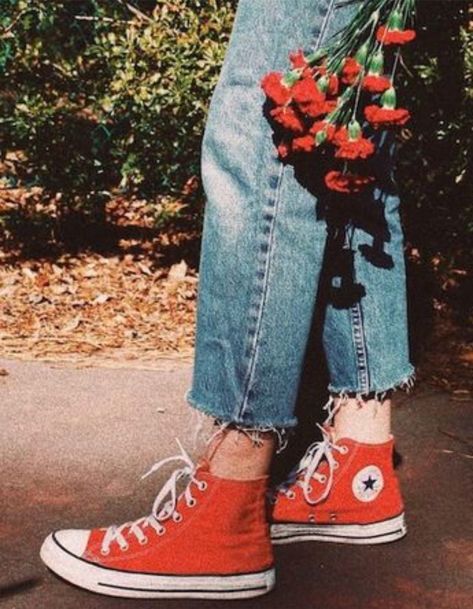 Converse Rouge, Plate Aesthetic, Virgo Scorpio, Street Style Photography, Converse Red, Fotografi Vintage, Red Converse, Sagittarius Zodiac, 90's Fashion