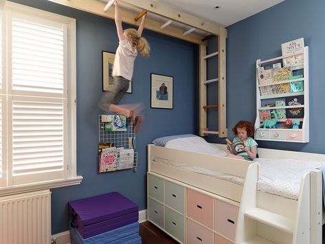 Dashing kids’ bedroom with climbing wall, monkey bars and smart under bed storage [From: Considerate Building] Climbing Wall Over Bed, Ceiling Monkey Bars, French Kids Room, Climbing Bedroom, Smart Shelves, Small Room Solutions, Corner Bunk Beds, Industrial Crafts, Eclectic Kids Room