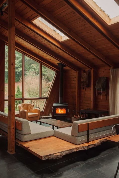 Wood Cabins Architecture, All Wood Interior Cabin, Wooden Cabin Interior Design, 70s Cabin Interior, A Frame Cabin Design, Wood Cabin Interior Design, Minimalist Cabin Interior, Airbnb Cabin Ideas, Minimalistic Cabin