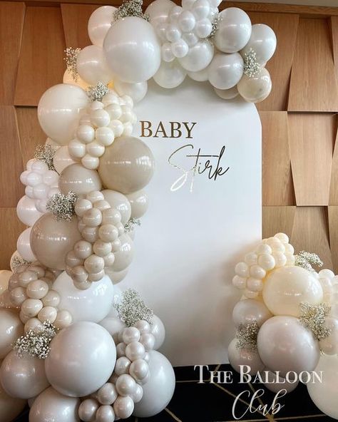 Baby Shower Neutral Ideas, Simple Gender Reveal Ideas Decorations Neutral, Gender Balloon Reveal, Baby Breath Balloon Garland, Cream Gender Reveal, Neutral Gender Reveal Ideas For Party Decoration, All White Gender Reveal Party Ideas, White Gender Reveal Decorations, Gender Reveal Ideas For Party Neutral