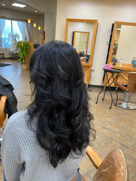 Several Layers Hair, Black Hair With Butterfly Layers, Hair With Alot Layers, Short Layered Haircuts With Long Hair, Black Wavy Hair Layers, Wolfcut Long Hair Wavy, Black Hair Lots Of Layers, Curled Hairstyles For Layered Hair, King Layered Hair