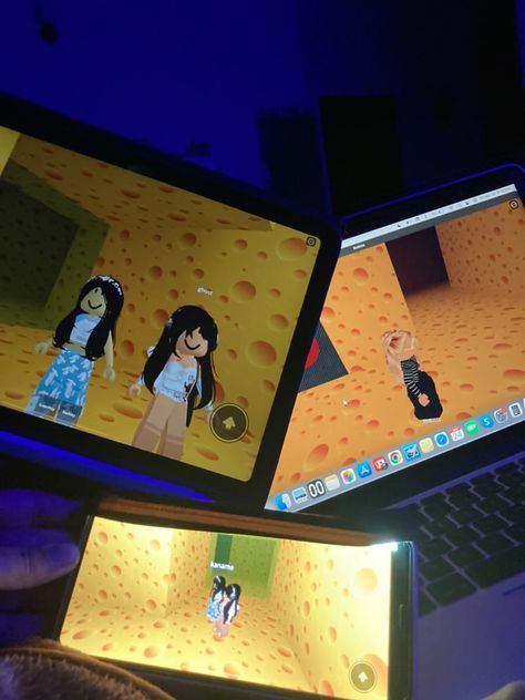 Playing Roblox With Friends Aesthetic, Roblox Friends Aesthetic, Minecraft Gaming Aesthetic, Roblox Core Aesthetic, Roblox On Ipad, Roblox Games Aesthetic, Friends Playing Video Games Aesthetic, Playing Roblox Aesthetic, Playing Roblox With Friends