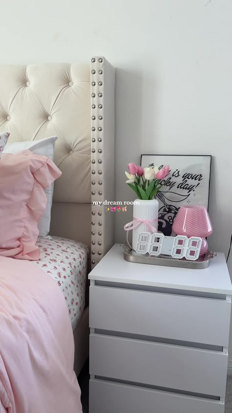 Pink Bedside Table Decor, Aesthetic Night Table, Bed Side Table Decor Ideas, Aesthetic Night Stand, Night Table Aesthetic, Night Stand Aesthetic, Girly Apartment Aesthetic, Aesthetic Bedside Table, Bedside Table Aesthetic