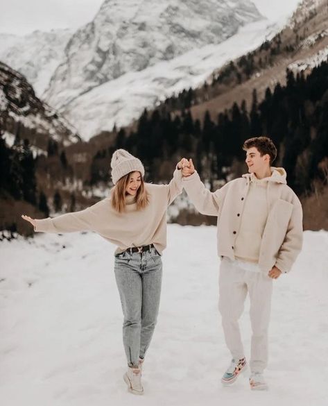 Snow Proposal Ideas, Kashmir Clothes, Kashmir Poses, Engagement Photos Ideas Winter, Winter Outdoor Photoshoot, Kashmir Outfit Ideas, Snow Poses, Ski Couple, Winter Couple Pictures