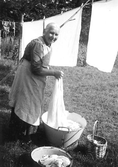 13 Off-Grid Manual Washing Machine that Won't Numb Your Hands Clothes Lines, Vintage Foto's, Vintage Laundry, Wash Day, Photographs Of People, Laundry Day, Old Photographs, Days Gone, Good Old Days