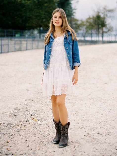 14 Stylish Summer Outfits With Cowboy Boots | Who What Wear Cowboy Boot Outfits Women, Cowgirl Boots Outfits, Cowboy Outfits For Women, Vestidos Country, Outfit Ideas With Boots, Cowboy Boots Women Outfits, Bota Cowboy, Texas Chic, Beach Business