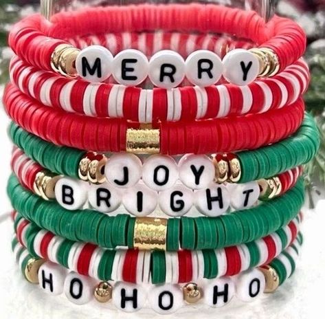 Clay Bead Bracelet Ideas Xmas, Clay Bracelet Ideas Christmas, Bracelet Theme Ideas, Cute Christmas Bracelet Ideas, Christmas Braclets Ideas, Christmas Bracelets Ideas, Christmas Clay Bead Bracelets, Pulseras Kandi, Make Clay Beads