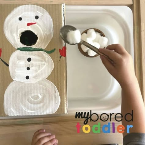 Christmas Childcare Activities, Christmas Activies Toddlers, Toddler Christmas Countdown Craft, Christmas Crafts For Babies And Toddlers, Christmas Art With Toddlers, One Year Old Fine Motor Activities, Young Toddler Christmas Crafts, Christmas Art Activities For Preschool, Easy Christmas Activity For Kids