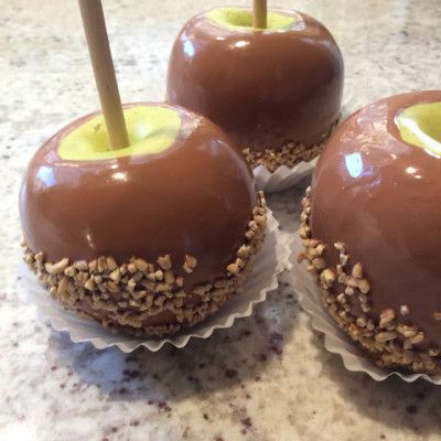 Brown Bread In A Can, Fake Caramel Apples, Caramel Apples Diy, Faux Caramel Apples, Candy Apples Diy, Bread In A Can, Caramel Apple Kits, Food Props Diy, Classic American Home