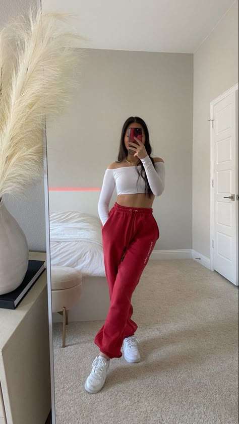 Red Joggers Outfit, Red Sweatpants Outfit, Outfit Pantalon Rojo, Red Tracksuit, Looks Adidas, Red Sweatpants, Red Joggers, Tracksuit Outfit, 2 Piece Sets