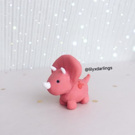 Polymer clay dinosaur from @lilyxdarlings on instagram Mini Clay Dinosaur, Easy Clay Dinosaur, Cute Clay Dinosaur, Dinosaur Clay Art, Easy Modeling Clay Ideas Animals, Polymer Clay Crafts Easy, Small Clay Ideas Easy, Animal Clay Ideas, Easy Modeling Clay Ideas