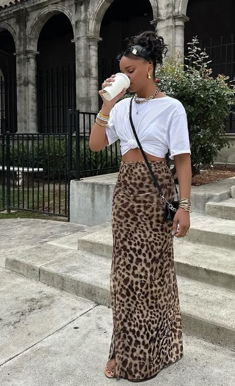 Leopard Print Skirt Outfit, Printed Skirt Outfit, Leopard Print Outfits, Look Legging, Leopard Outfits, Long Skirt Outfits, Downtown Outfits, Skandinavian Fashion, Rock Outfit