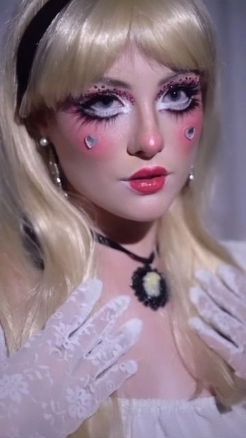 Doll Eye Makeup Halloween, Soft Drag Makeup, Dolly Makeup Look, Doll Makeup Looks Halloween, Living Doll Makeup, Babydoll Makeup Look, Vintage Doll Makeup, Haunted Doll Makeup, Cute Pink Makeup Looks