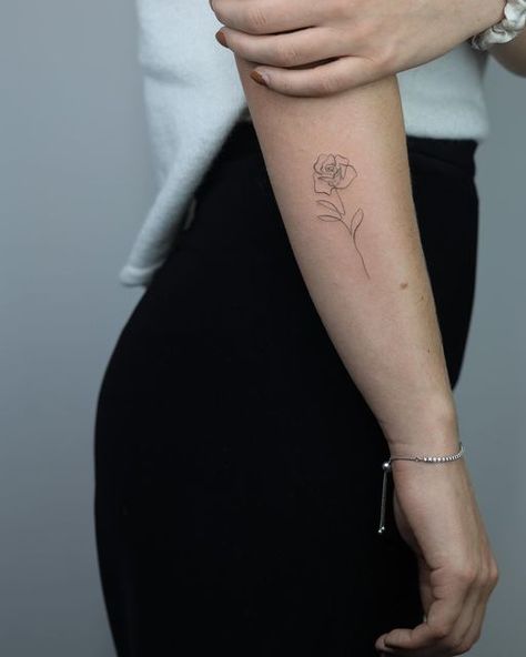 Minimal Rose Tattoo Design, Peony Tattoo Simple, Single Line Tattoo Minimalist, Rose Tattoo Fine Line, Single Line Flower Tattoo, One Line Flower Tattoo, Simple Peony Tattoo, Paintbrush Tattoo, Maching Tattoos