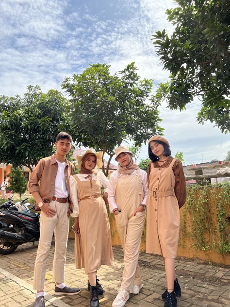 Earth Tone Outfits Korean, Outfit Earth Tones, Earth Tone Outfits, Casual Old Money, Outfit Cowok, Korean Ootd, Family Potrait, Year Book, Photo Grouping