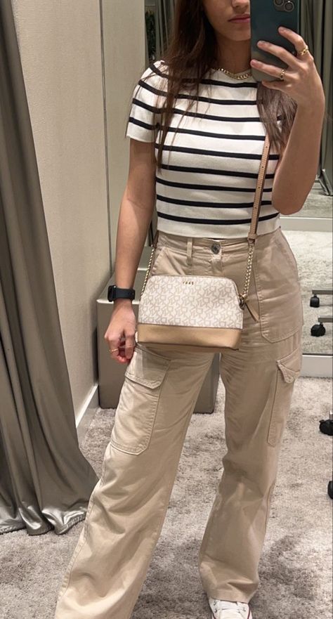 Style Zara Pants, Zara Cargos Outfit, Cargo Jeans Outfit Women Summer, Work Khaki Pants Outfit, Clothes To Wear In Dubai, Beige Cargo Outfits Women, Beige Pants Outfit Women Summer, Chic Cargo Pants Outfit, Beige Cargo Jeans Outfit