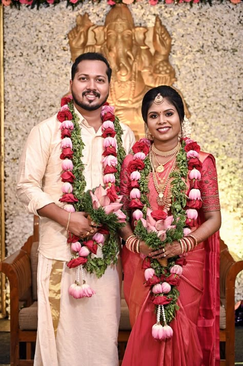 Kerala Hindu Wedding Photos, Wedding Malai Design Lotus, Wedding Malai Design, Kerala Wedding Couple, Indian Bridal Aesthetic, Jaimala Designs, Garland Bouquet, Wedding Kerala, Hindu Wedding Photos