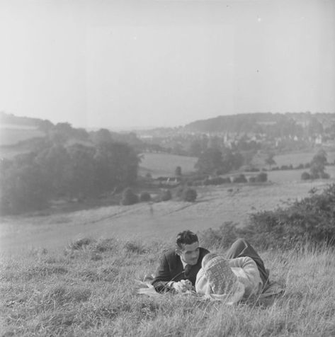 23 Romantic Vintage Photos of Couples in the UK in the 1950s ~ Vintage Everyday Vintage Couple Aesthetic, Vintage Couple Photos, 50s Romance, Silly Couples, 1950s Couple, 1950s Love, Photos Of Couples, 1950s Aesthetic, Old School Love