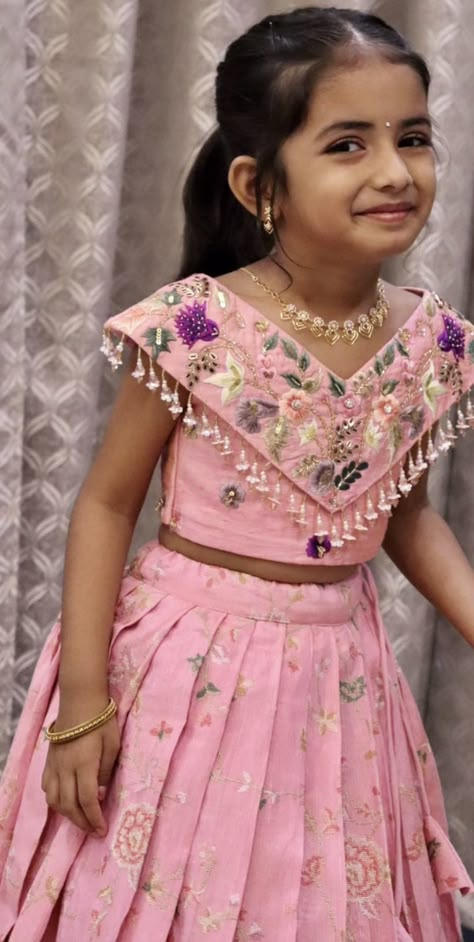 Pattu Parikini Models For Kids, Pattu Pavadai Design, Paavadai Sattai For Kids, Baby Girl Dresses Traditional, Traditional Frock Designs, Pattulanga Designs For Kids, Pattupavadai Designs For Kids, Frock Ideas For Kids, Baby Girl Langa Blouse Designs