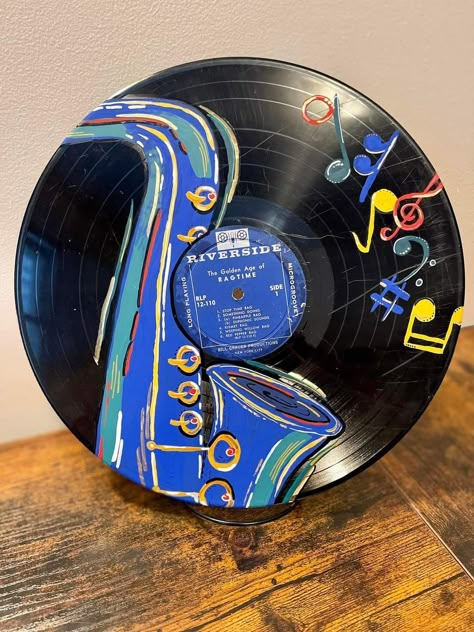 Painting Ideas Record, Vinyl Record Art Aesthetic, Record Player Painting, Record Painting Ideas Aesthetic, Cool Record Paintings, Lp Painting, Painting On Records Vinyls, Vinyl Painting Ideas, Grunge Record Painting Ideas