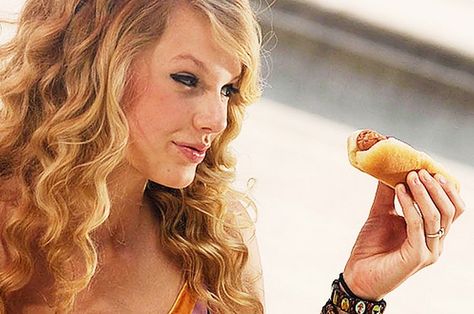 23 Things People Who Love Eating Would Never Say Taylor Swift Eating, Celebrities Eating, Taylor Swift Debut Era, Taylor Swift 2006, Young Taylor Swift, Wild Movie, Hot Cross Buns Recipe, Hot Dog Cart, Slice Of Pizza