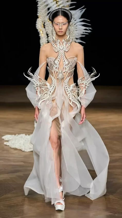 Van Herpen Dress, Iris Van Herpen Couture, Fall 2022 Couture, Skeleton Dress, 2022 Couture, Collection Couture, Iris Van Herpen, Paper Dress, Model Walks