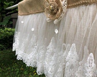 Shabby Chic Window Treatments, Lace Bedroom, Country Kitchen Curtains, Lace Window Treatments, Rustic Window Treatments, Rideaux Boho, Vintage Lace Curtains, Burlap Kitchen, Romantic Kitchen