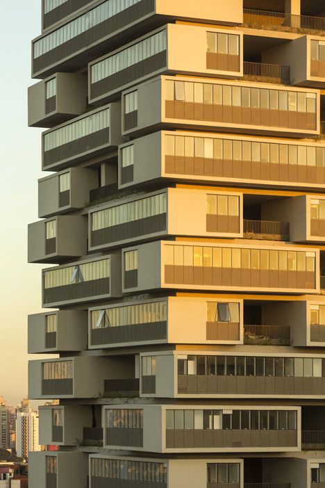 Apartment block in São Paulo by Brazilian architect Isay Weinfeld. Seaside Architecture, Frank Gehry, Amazing Buildings, Container Homes, Alvar Aalto, Zaha Hadid, Architecture Exterior, Facade Architecture, Futuristic Architecture