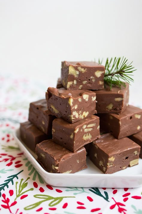 Easiest Fudge Recipe, Easy Xmas Dessert, Chocolate Pecan Fudge, Pecan Fudge, Chocolate Walnut Fudge, Christmas Candy Homemade, Easy Chocolate Fudge, Pecan Desserts, Peppermint Fudge