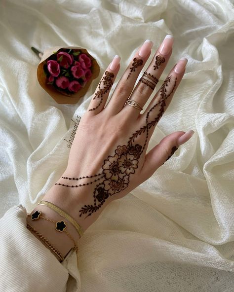 Adorn your hands with captivating mehndi designs that reflect both tradition and modernity. These intricate patterns, from delicate paisleys to bold geometric shapes, are perfect for any event. They bring a touch of sophistication and cultural elegance to your look, making you stand out. Discover the endless possibilities of mehndi art and express your individuality. #simplemehndi #hennadesign #mehnditattoosforwomen #henna #easymehndi #mehndidesigns #mehndidesignssimple #mehndidesignsforhands Aesthetic Mehndi Ideas, Minimal Back Hand Mehndi, Desain Henna Simple, Girls Mehendi Designs, Modern Mehndi Designs Simple, Delicate Mehendi Designs, Henna Hand Tattoo Designs, Delicate Henna Designs, Henna Designs Easy Hand