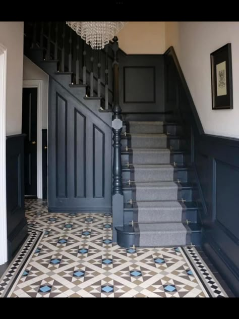 Lambriseringen Gang, Modern Hallways, Stairs And Hallway Ideas, Hallway Design Ideas, Hall Tiles, Victorian House Interiors, Victorian Hallway, Hallway Colours, Interior Design Hallway