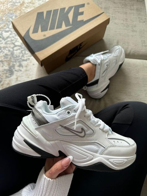 Gym Shoes Aesthetic, Outfit Gym Mujer, Nikes For Women, Nike Shoes Aesthetic, Women Shoes Aesthetic, Snicker Shoes, Tennis Nike, Pretty Sneakers, Trendy Shoes Sneakers