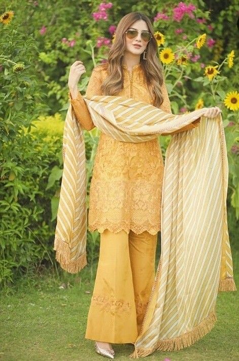 Pakistani Kurti With Bell Bottom Pants, Bell Bottom Suit Indian, Bell Bottom Pakistani Outfits, Short Shirt With Bell Bottom Pakistani, Kurti With Bell Bottom Pants, Bell Bottom Trousers Pakistani, Short Shirt With Plazo Pakistani, Bell Bottom Plazo, Fancy Trouser Designs Pakistani