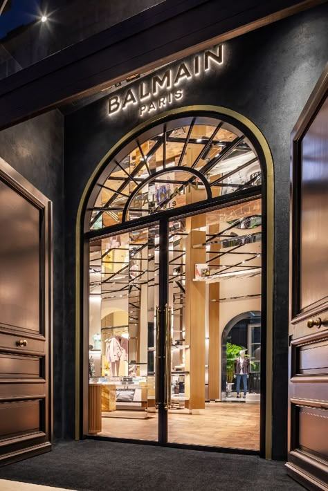 BALMAIN FLAGSHIP STORE IN PARIS Balmain Aesthetic, Luxury Brand Store, Paris Store, Luxe Boutique, Paris Luxury, Store Interiors, Door Inspiration, Balmain Paris, Pierre Balmain