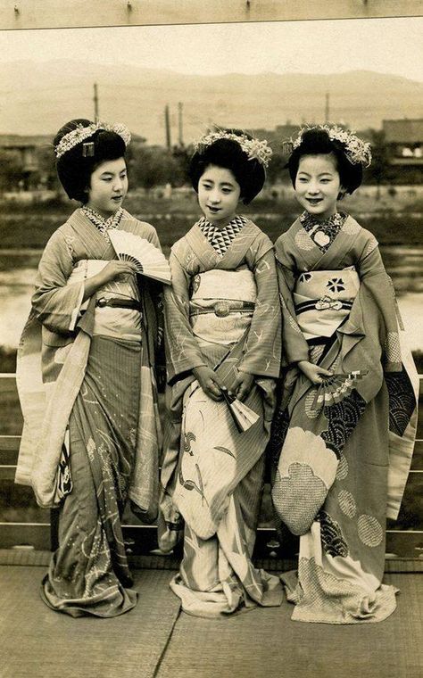 A snapshot of fashion history, Japan, 1910s. Taisho Period, Japan History, Old Japan, Japanese Geisha, Japanese Dress, Maneki Neko, Ukiyo E, Japan Art, 1920s Fashion