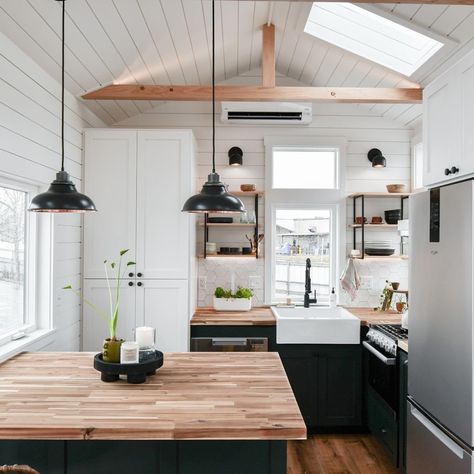 Kitchen Tiny House Ideas, Tiny House Modern Farmhouse, Tiny Home Kitchen With Island, Tiny House Set Up, Tiny House Kitchen With Island, Guest House Kitchen Ideas, Farmhouse Tiny House Interior Design, Decorating A Tiny House, Very Small Kitchen Design Tiny House