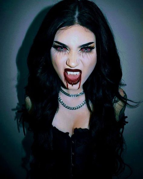 Vampire Makeup Vampire Diaries, Basic Vampire Makeup, Vampire Diaries Makeup Eye, Vampress Makeup, Vampire Costume Inspiration, Vampire Diaries Makeup Halloween, Tvd Makeup Vampire, Vampire Bride Makeup, Vampire Hairstyles Halloween