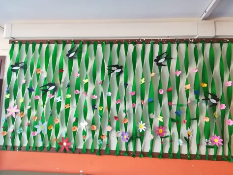 Spring Decoration School Hall, Spring Decor School, Spring School Decorations, School Hallway Decorations, Crafts For Kids Easy Paper, Kindergarten Decorations, April Crafts, Hallway Displays, School Kids Crafts